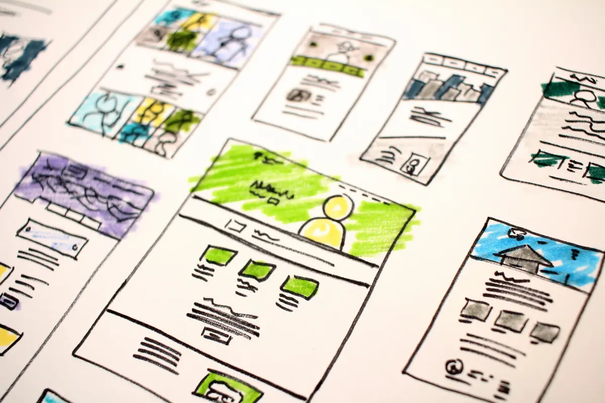 Croquis de maquettes de site internet et d'application mobile